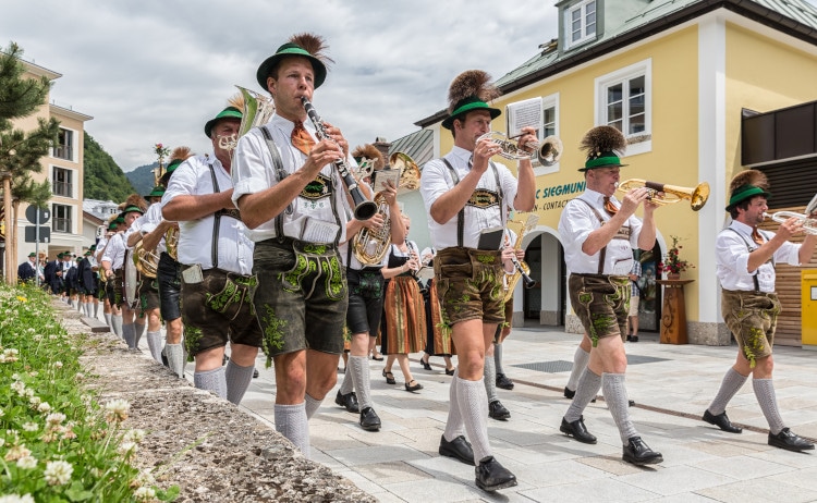 一群身著傳統服裝的音樂家沿著街道行走